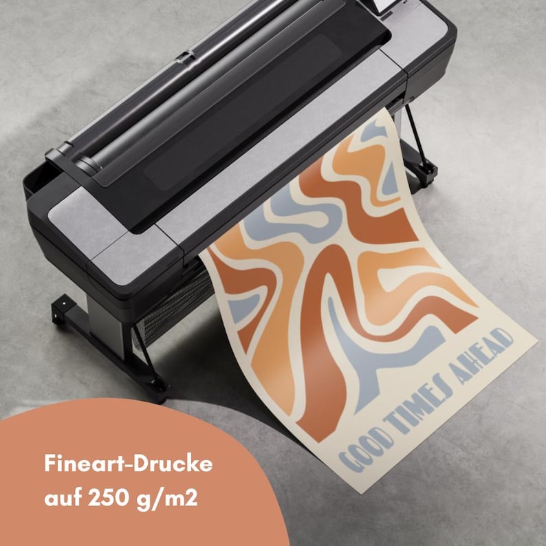 Puede incluir: Una impresora de gran formato imprime un p&oacute;ster con un dise&ntilde;o abstracto retro en tonos naranja, marr&oacute;n y azul. El p&oacute;ster dice "GOOD TIMES AHEAD". Tambi&eacute;n es visible el texto "Fineart-Drucke auf 250 g/m2".
