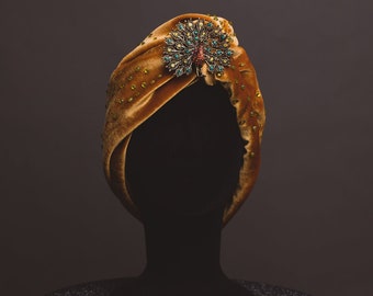 Goldene Brosche aus Samt-Turban aus den 1920er Jahren mit Strasssteinen. Goldfarbener Hollywood-Stil, toller Gatsby-Burlesque-Turban, Art Déco