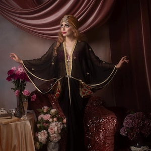 Elegant svart klänning med guld- och rött motiv Art Nouveau Vintage-stil L/XL Queen Gown Great Gatsby Burlesk flapper Cocoon-kappa