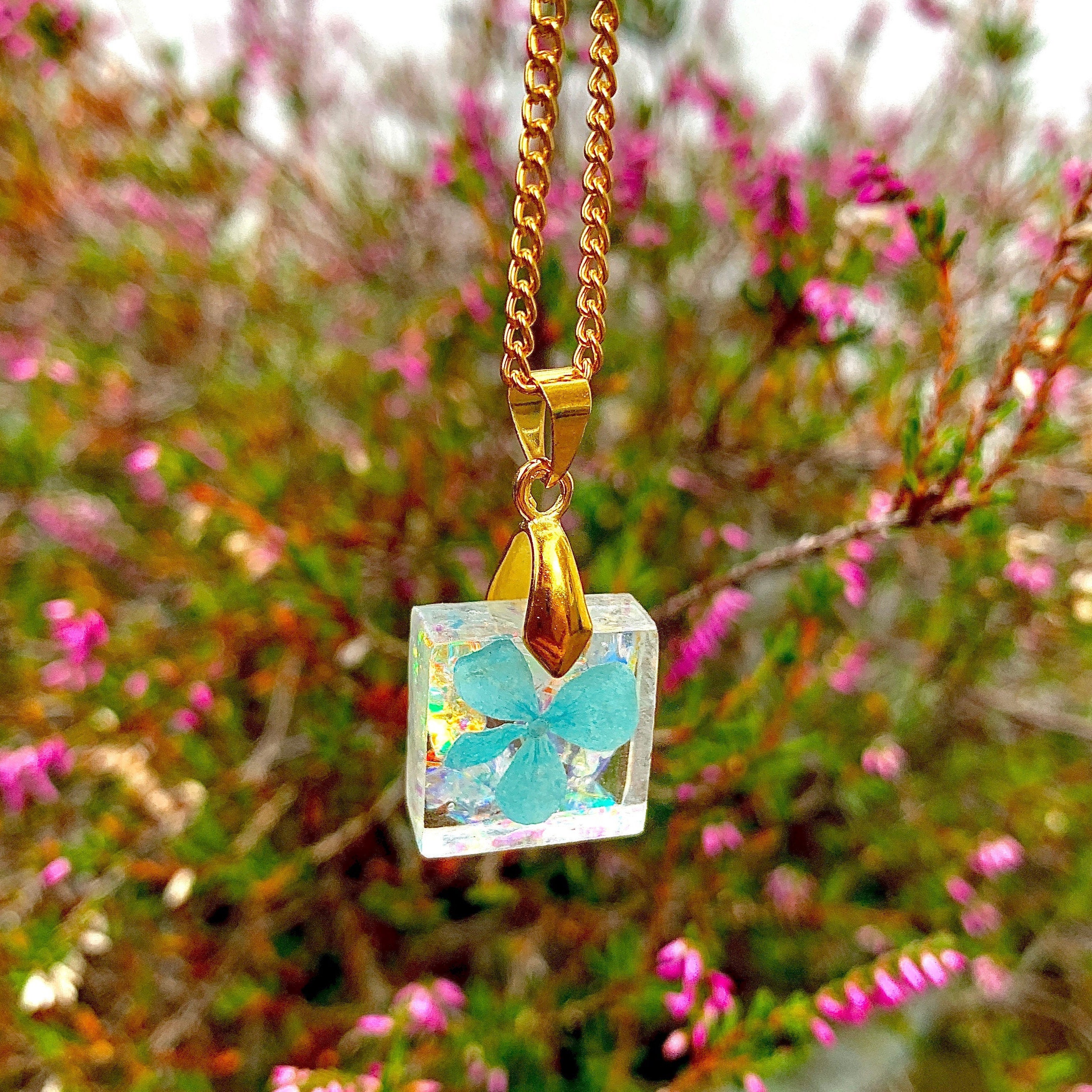 Pendant resin necklace with blue flower Etsy.de