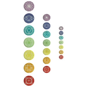 Peut inclure: Un ensemble de sept symboles de chakras dans un schéma de couleurs arc-en-ciel. Les symboles sont disposés en ligne verticale, le plus petit en bas et le plus grand en haut. Les symboles sont tous blancs et ont un design de type mandala.