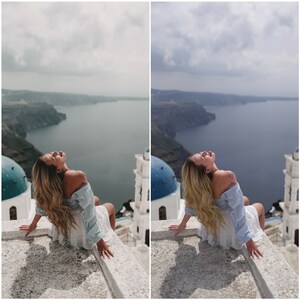 Könnte beinhalten: Eine Frau mit langen blonden Haaren sitzt auf einer weißen Kante mit Blick auf eine blaue Wasserfläche. Sie trägt ein hellblaues, schulterfreies Oberteil und einen weißen Rock. Der Himmel ist bewölkt und im Hintergrund befindet sich ein weißes Gebäude mit einer blauen Kuppel.