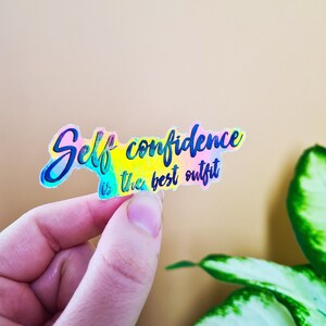 Adesivo holográfico, 'Autoconfiança é a melhor roupa', Adesivo iridescente para laptop, Citação positiva sobre o corpo, Amor próprio, Presentes feministas para despedida de solteira