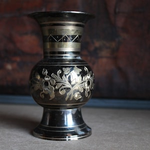 Vaso in metallo con rilievo Art Deco decorativo incisa fiore decorazione floreale oro nero argento Misto Vaso Boho