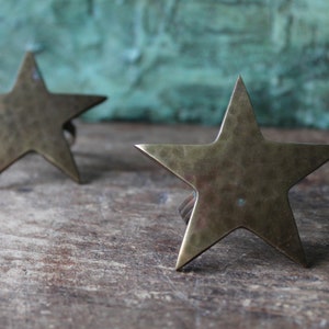 Gehämmert solide Messing Weihnachten Stil STAR Form Tisch Serviette Ringe Gold Ton Serviette Halter festliche Weihnachten Weihnachten Tisch Dekor Set von 2