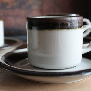 Arabia of Finland Karelien Espresso Kaffeetasse Untertasse Set Anya Jaatinen Winqvist Steinzeug 1960er Jahre Mitte Jahrhundert moderne 1970er Jahre skandinavischen Hygee