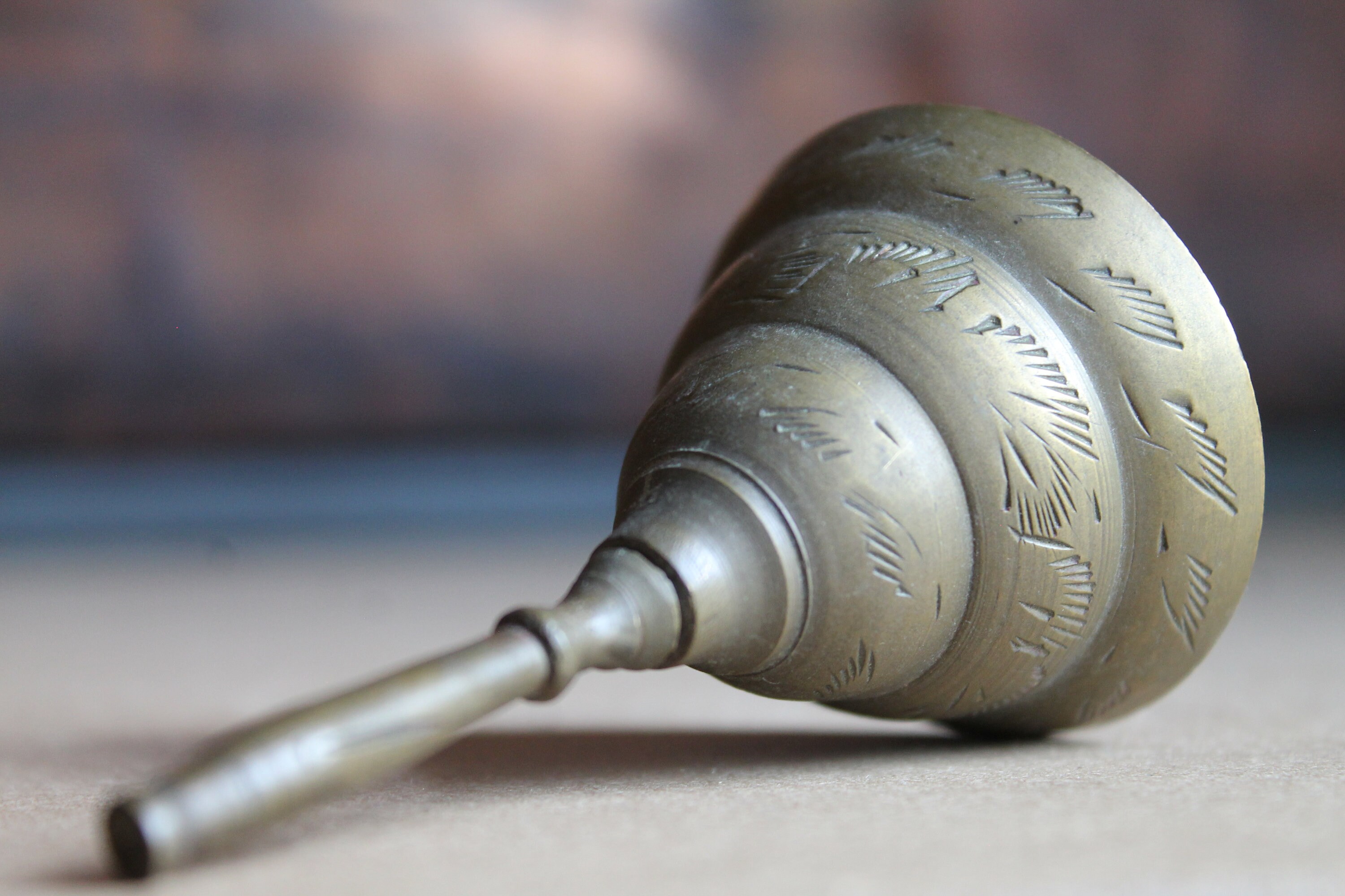 Solid Brass Bell Années 1970, Décoration Pour La Maison Enseignant Gravé Dinner