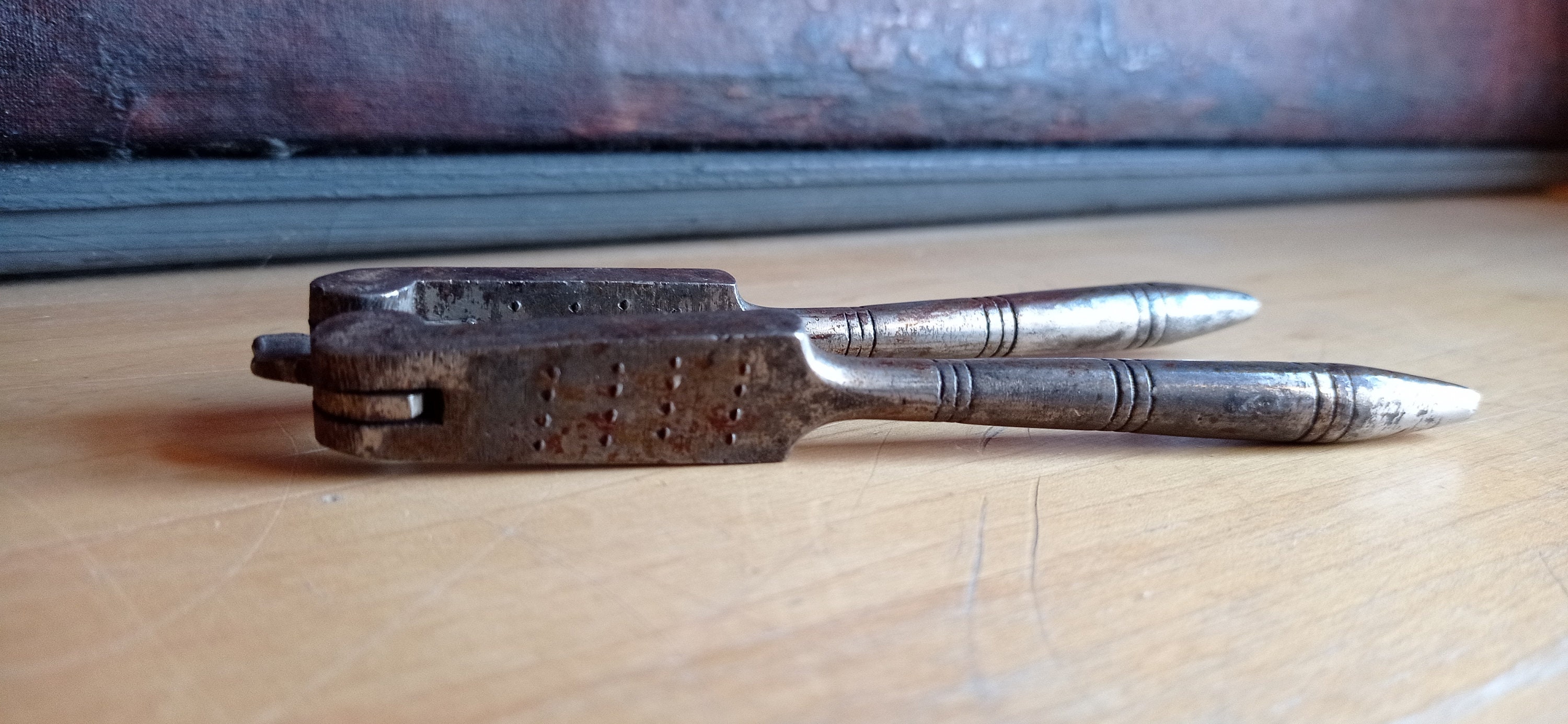 Schiaccianoci In Metallo Drado - Pinza Per Noci Con Manico Curvo, Antiscivolo E Coperchio Sicuro - Foto 7