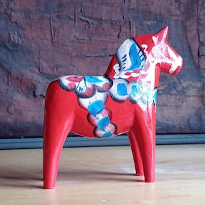 Collectible Dala horse Large Dalahäst 1977 Akta Dalahemslojd Tilly Olsson Hemslöjd Nusnäs Dalarna Sweden Wooden hand-carved and painted Red