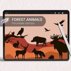 Peut inclure: Une illustration numérique d'un ensemble de silhouettes d'animaux de la forêt, comprenant un élan, un cerf, un renard, un hibou, un écureuil, un lapin, un serpent, un sanglier et deux oiseaux. Le texte "FOREST ANIMALS Procreate stamps" est affiché en haut de l'image.