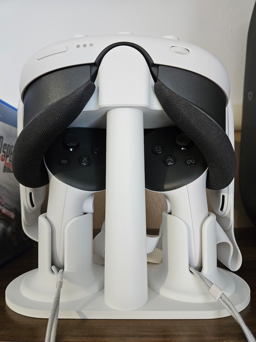 Meta Quest 3/3S VRヘッドセットとコントローラースタンド。省スペース