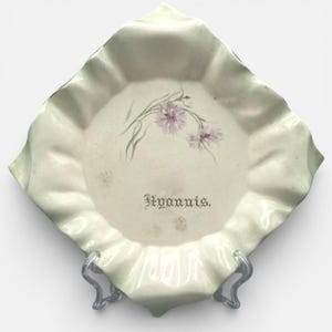 Plato de recuerdo de cerámica Art Deco Hyannis Massachusetts Hampshire Art Green Matte