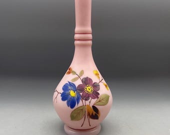 Jarrón antiguo de cristal satinado rosa estilo bohemio con flores pintadas y soplado a mano.
