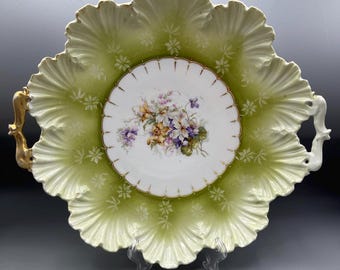 Plato antiguo de porcelana alemana con asa y hojas de col con flores pintadas