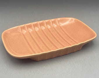 Jabonera Gladding McBean Franciscan Ware, estilo MCM, color coral mate.