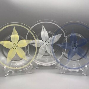 9 Stück Vintage 8 "Glas Salat- / Dessertteller ~ Gemalte Blumen - Blau, Gelb, Weiß