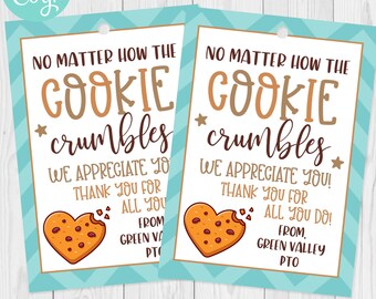 Puede incluir: Dos etiquetas de regalo imprimibles azules y marrones con el texto "No importa cómo se desmorone la galleta, ¡te apreciamos!" y una galleta en forma de corazón con un mordisco. El texto "De parte del PTO de Green Valley" está en la parte inferior de la etiqueta.