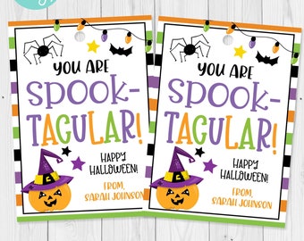Può includere: Due etichette regalo a tema Halloween con sfondo bianco e bordi colorati. Le etichette presentano il testo "YOU ARE SPOOK-TACULAR!" con una zucca con un cappello da strega. Le etichette includono anche il testo "HAPPY HALLOWEEN!" e "FROM, SARAH JOHNSON."