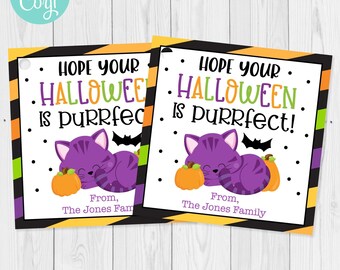 Può includere: Due etichette regalo a tema Halloween con un gatto viola, zucche e un pipistrello. Il testo recita "Hope your Halloween is purrfect!" con "The Jones Family" in basso. Le etichette hanno un bordo nero, arancione e verde.