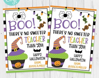 Può includere: Due etichette regalo a tema Halloween con la parola "BOO!" in viola. Le etichette presentano un design di cupcake con cappello da strega, un ragno, caramelle e il testo "There's no sweeter teacher than you!" e "Happy Halloween!"