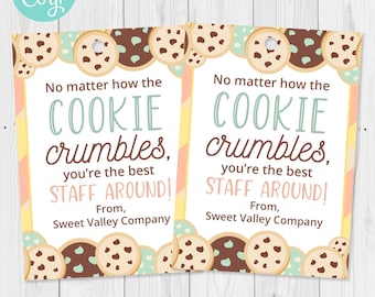 Puede incluir: Dos etiquetas de regalo a rayas amarillas y naranjas con un tema de migas de galletas. El texto dice "No importa cómo se desmorone la galleta, ¡eres el mejor personal!" con las palabras "galleta" y "desmorona" en azul claro. Las etiquetas están decoradas con imágenes de galletas con chispas de chocolate.