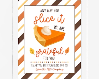 Puede incluir: Un letrero imprimible de 20 x 25 cm con un tema otoñal. El letrero presenta una porción de pastel de calabaza con crema batida y las palabras "Any way you slice it, we are grateful for you!" en una fuente decorativa.
