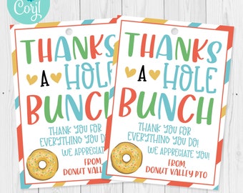 Könnte beinhalten: Zwei rechteckige Geschenkanhänger mit dem Text "THANKS A HOLE BUNCH" in verschiedenen Farben. Jeder Anhänger enthält eine Donut-Grafik und den Text "THANK YOU FOR EVERYTHING YOU DO! WE APPRECIATE YOU! FROM, DONUT VALLEY PTO".