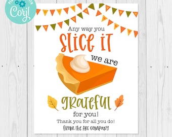 Puede incluir: Una tarjeta de agradecimiento con temática de Acción de Gracias con una rebanada de pastel de calabaza y el texto "Cualquiera que sea la forma en que la cortes, estamos agradecidos por ti! ¡Gracias por todo lo que haces! De parte de The ABC Company."