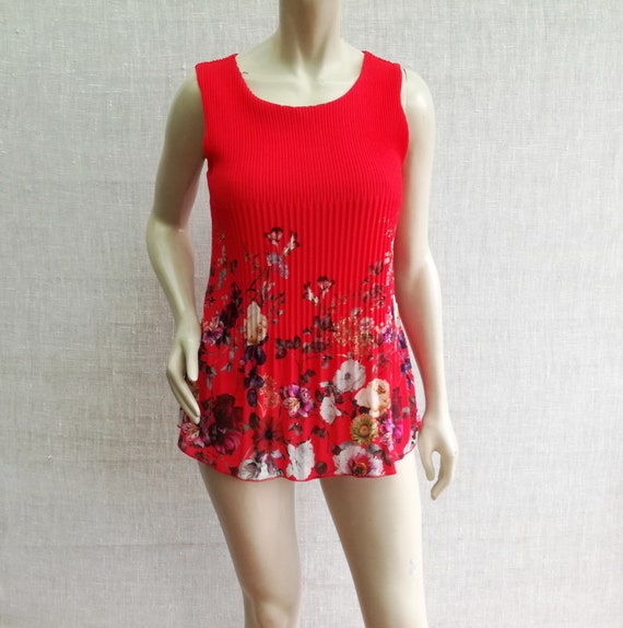 Vintage Corrugated flowery Red Sleeveless Blouse w