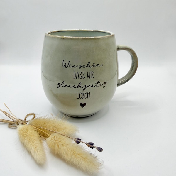Tasse mit Spruch „Wie schön, dass wir gleichzeitig leben“ | personalisierbar - beidseitige Gravur inklusive  | 400 ml Steinzeug | Geschenk
