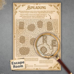 Pode incluir: Um convite em estilo vintage para um jogo de escape room. O convite apresenta um labirinto com texto em alemão, uma lupa e as palavras "Escape Room". O fundo é bege.