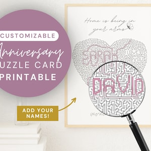 Könnte beinhalten: Eine anpassbare, druckbare Jubiläumspuzzlekarte. Das Design zeigt ein herzförmiges Labyrinth mit den Namen "SARAH" und "DAVID" in Rosa. Der Text "Home is being in your arms" steht über dem Labyrinth.