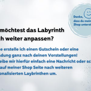 May include: A light blue background with text in black and blue. The text reads, "Du m&ouml;chtest das Labyrinth noch weiter anpassen?" and other text. A blue circle with a smiling face and text in German.