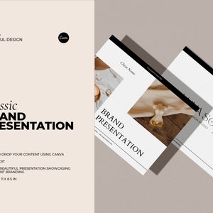 Op de afbeelding: Een minimalistische merkpresentatie sjabloon met 18 dia's, ontworpen voor Canva. De sjabloon heeft een klassiek ontwerp met een witte achtergrond en zwarte tekst. De tekst "Classic Brand Presentation" wordt in een groot lettertype bovenaan de pagina weergegeven. De tekst "Drag and drop your content using Canva" wordt onder de titel weergegeven. De tekst "Easy to edit" wordt onder de eerste regel tekst weergegeven. De tekst "Create a beautiful presentation showcasing your client branding" wordt onder de tweede regel tekst weergegeven. De tekst "18 slides | 11 x 8.5 in" wordt onderaan de pagina weergegeven.
