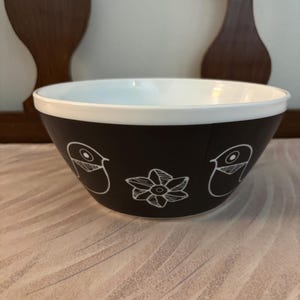 Pyrex Vintage Charm Birds of a Feather Black White 10 Cup 2.3 L