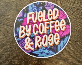 Adesivo in vinile "Alimentato da caffè e rabbia"
