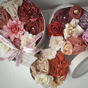Personalisiertes, strahlendes Hijab Bouquet Geschenkset für Sie, duftende künstliche Blumen, hochwertige Hijabs, maßgeschneiderte Geschenkbotschaft
