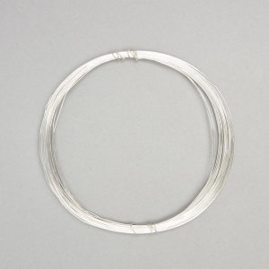 Pode incluir: Um rolo de fio de prata, perfeito para fazer joias ou projetos de artesanato.