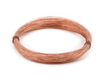 Puede incluir: Una bobina de alambre de cobre, de color marrón rojizo, está enrollada en un círculo. El alambre es delgado y parece ser suave y flexible.