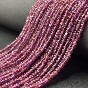 Può includere: Un filo di piccole perle di pietre preziose viola sfaccettate. Le perle misurano circa 3 mm e hanno una forma leggermente irregolare. Il filo è lungo circa 40 cm.