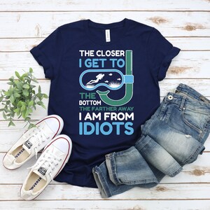 Quanto mais perto chego do fundo, mais longe estou dos idiotas | Camiseta unissex para presente de mergulho autônomo