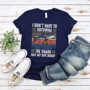 Eu não preciso superar o tubarão - apenas meu companheiro de mergulho | T-shirt unisex do mergulho autónomo | Presente para mergulhadores