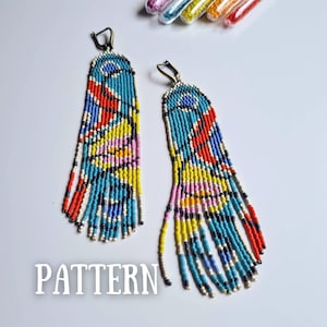 Puede incluir: Pendientes de cuentas coloridas con un patrón geométrico en tonos azules, rojos, amarillos y rosas. Los pendientes tienen un diseño de flecos y ganchos dorados. La palabra "PATTERN" está impresa en la parte inferior de la imagen.
