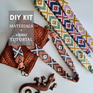 以下が含まれることがあります： バッグ用の織りストラップを作るための材料とビデオチュートリアルを含むDIYキット。キットには、茶色の革製のバッグ、オレンジ、白、グレーの織りストラップ、さまざまな色の織りストラップが4本含まれています。