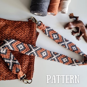 Puede incluir: Un bolso de cuero marrón con un patrón tejido y una correa trenzada con un diseño geométrico en blanco, naranja y gris. La correa está unida al bolso con dos cierres metálicos. La palabra "PATTERN" está impresa en blanco sobre un fondo negro debajo del bolso.