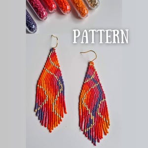 Pode incluir: Brincos de contas feitos à mão em forma de gota. Os brincos apresentam uma mistura vibrante de contas vermelhas, laranja, roxas e douradas. A palavra "PATTERN" é exibida em texto branco acima dos brincos.