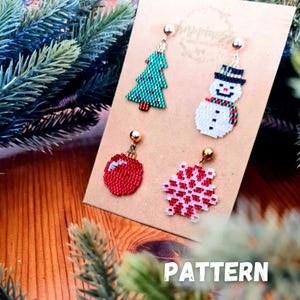 Puede incluir: Cuatro pares de pendientes de cuentas con temática navideña. Los pendientes tienen forma de árbol de Navidad, muñeco de nieve, copo de nieve y adorno navideño. Los pendientes son todos blancos, rojos y verdes.