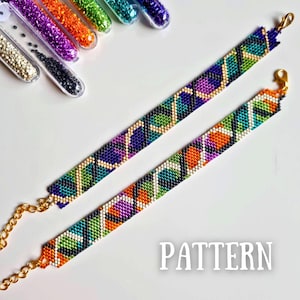 Peut inclure: Deux bracelets perlés avec des motifs géométriques dans les tons de bleu, vert, orange et violet. Les bracelets ont des fermoirs à chaîne dorés. Le mot "PATTERN" est affiché en texte blanc.