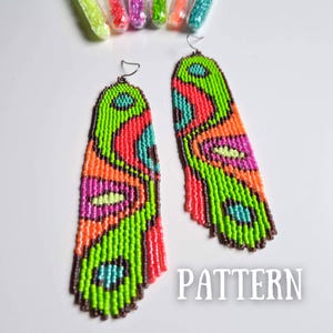 Peut inclure: Une paire de boucles d'oreilles perlées vibrantes en forme d'aile. Les boucles d'oreilles présentent un motif de perles vert fluo, rouges, oranges et violettes, avec une bordure marron et une frange de perles rouges en bas. Le mot "PATTERN" est visible.