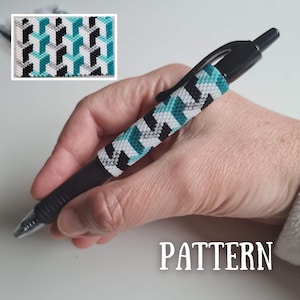 Op de afbeelding: Zwarte pen met een kralen grip met een geometrisch patroon in teal, zwart en wit. Het woord "PATTERN" wordt in witte tekst onderaan de afbeelding weergegeven. Een kleinere afbeelding van het patroon staat in de linkerbovenhoek.